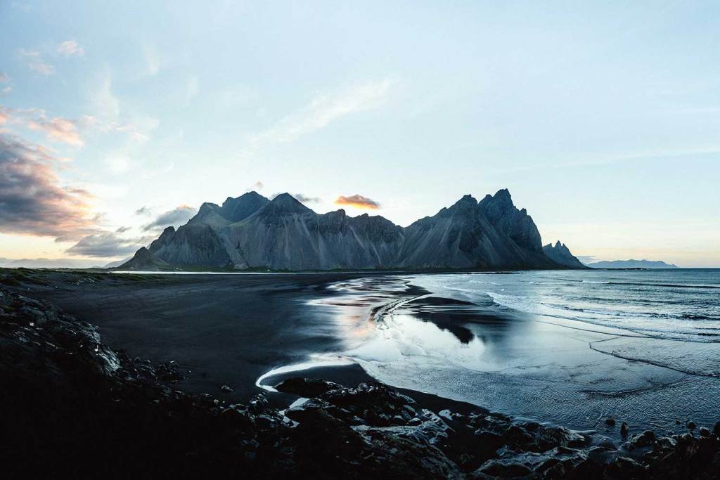 Cliffs on Iceland coast for About Iceland hero
